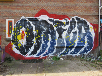 829726 Afbeelding van graffiti met de gestileerde tekst OMEGA , op de voorgevel van het leegstaande pand Tomaatstraat ...